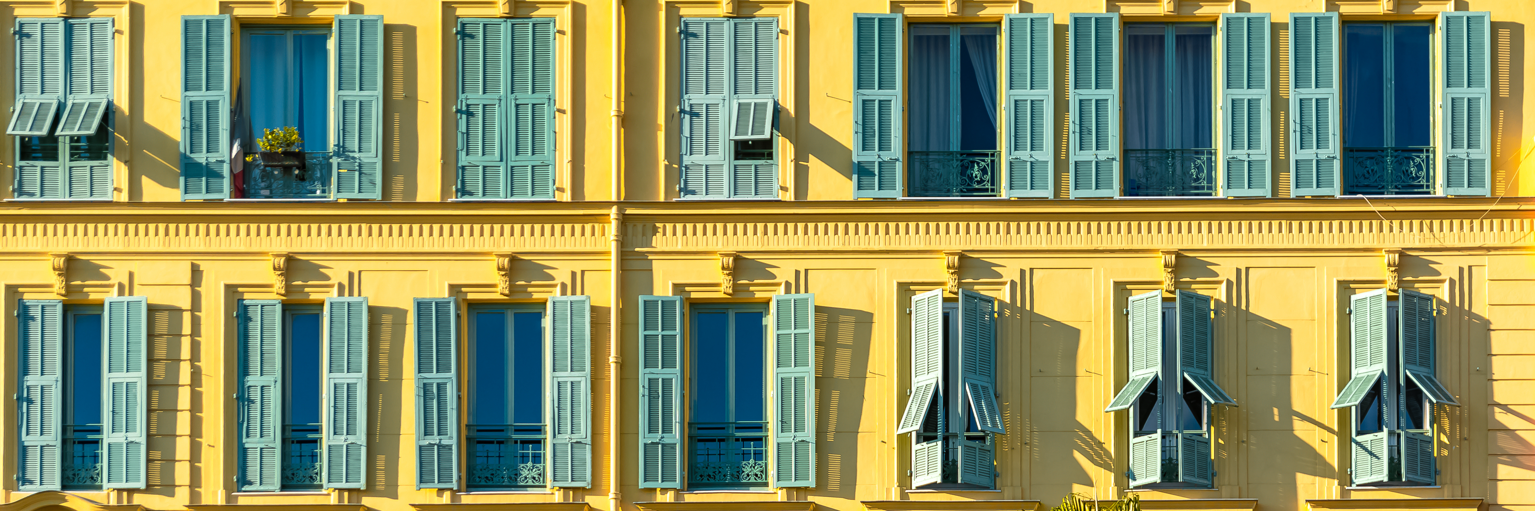 Vue sur Nice et la baie des Anges depuis un appartement premium