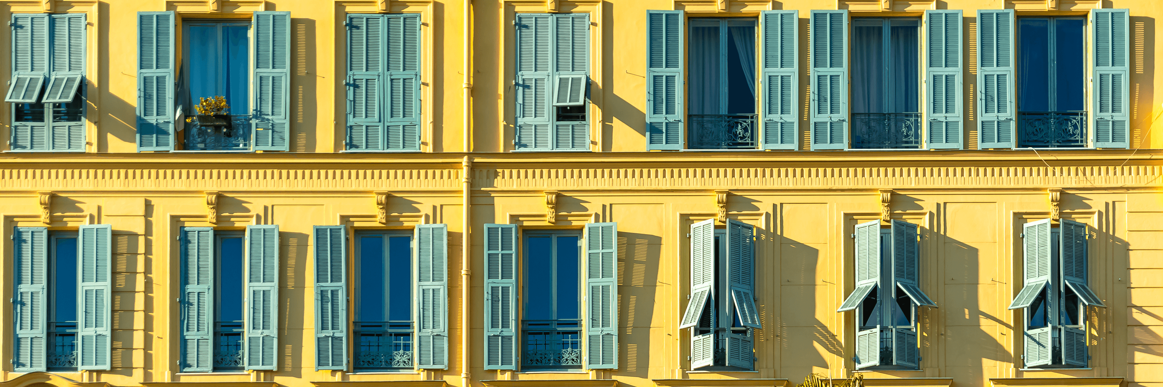 Vue sur Nice et la baie des Anges depuis un appartement premium