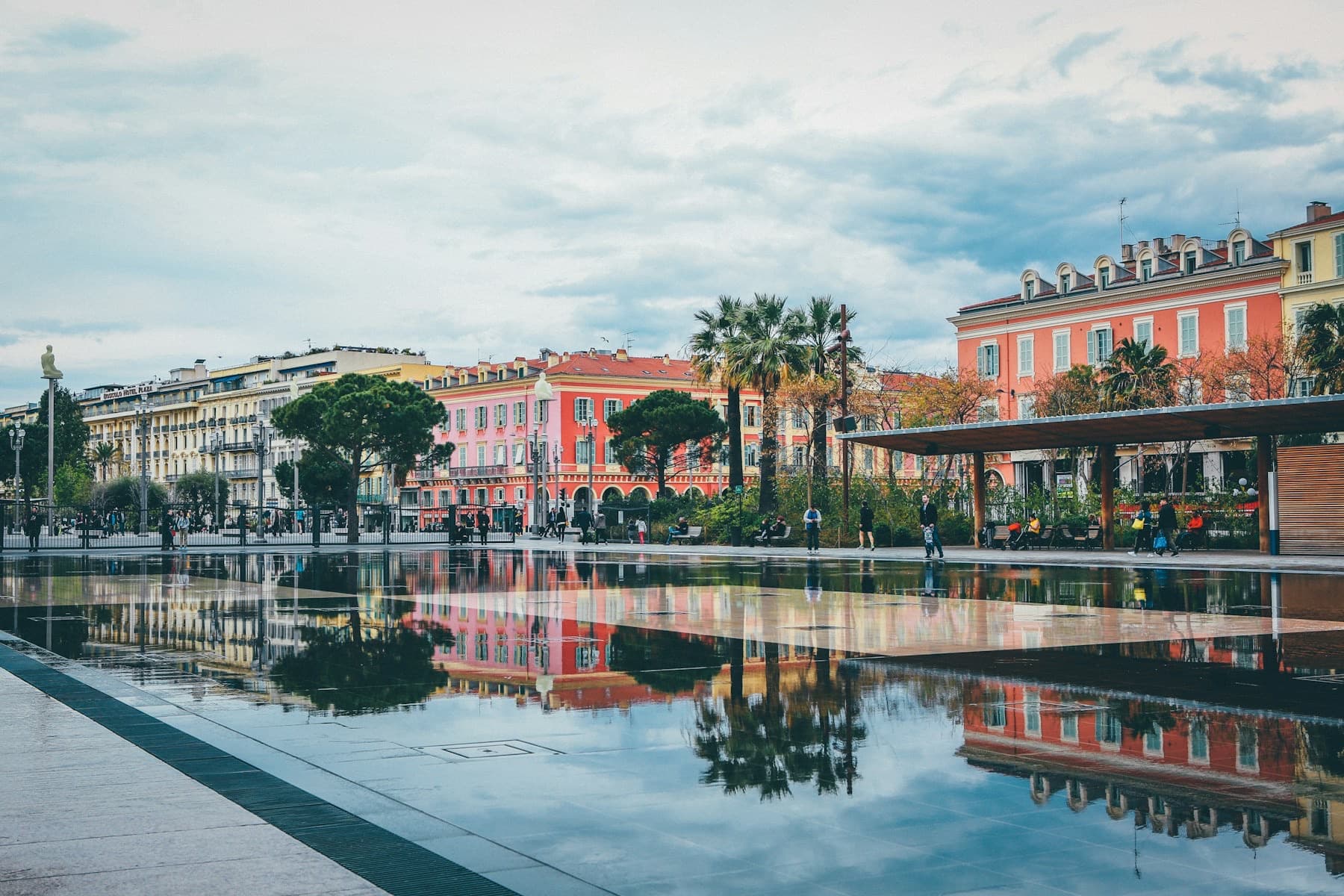 La place Masséna à Nice et son miroir d'eau au petit matin