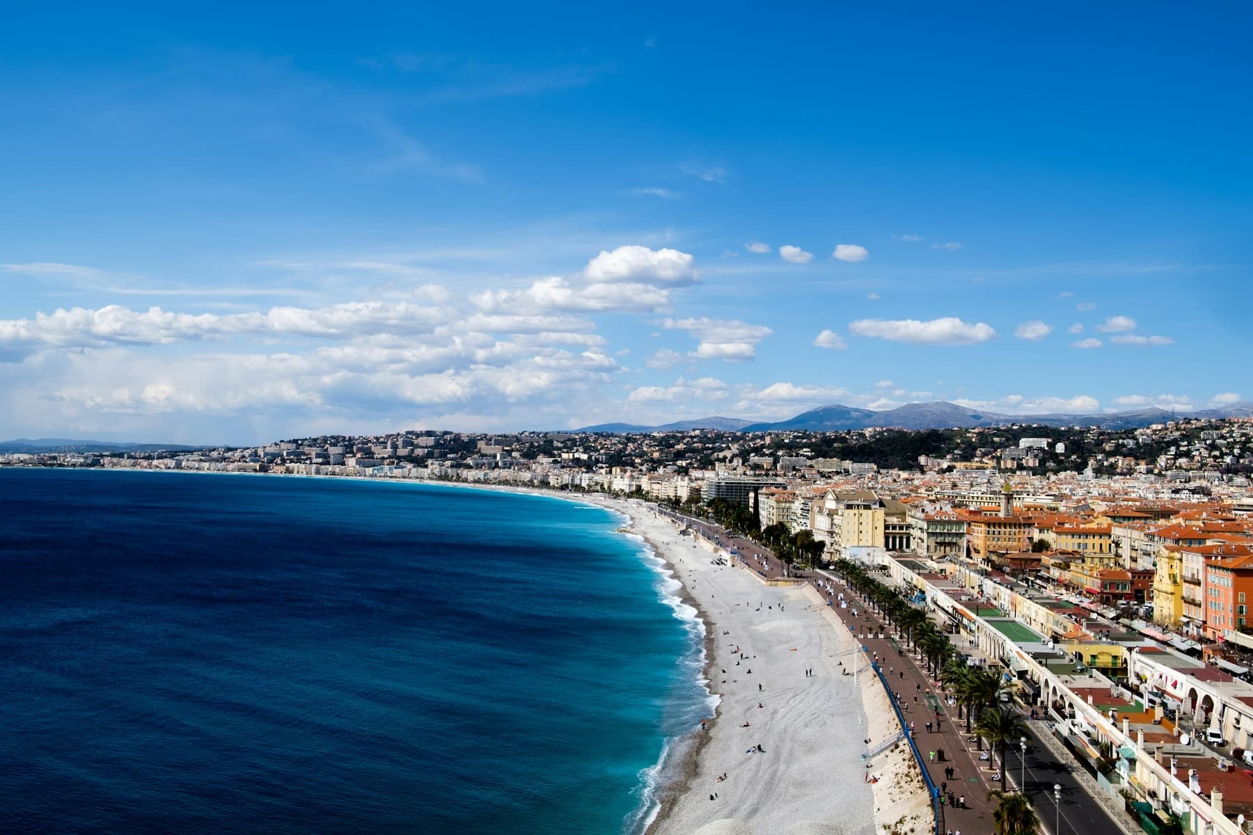La Promenade des Anglais et la baie des Anges vues depuis la colline du Château à Nice