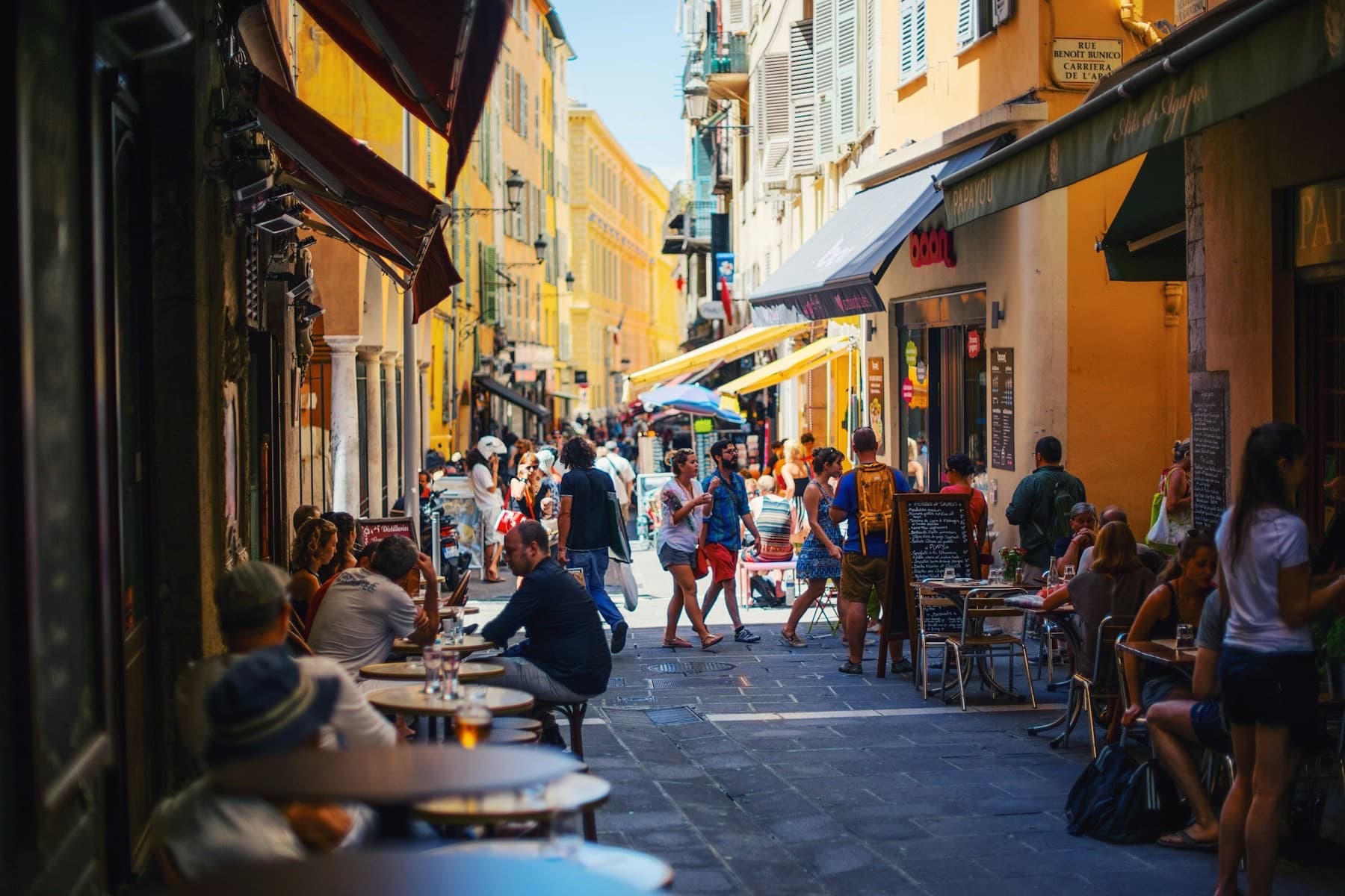 Ruelle animée du Vieux-Nice avec ses façades colorées et ses terrasses