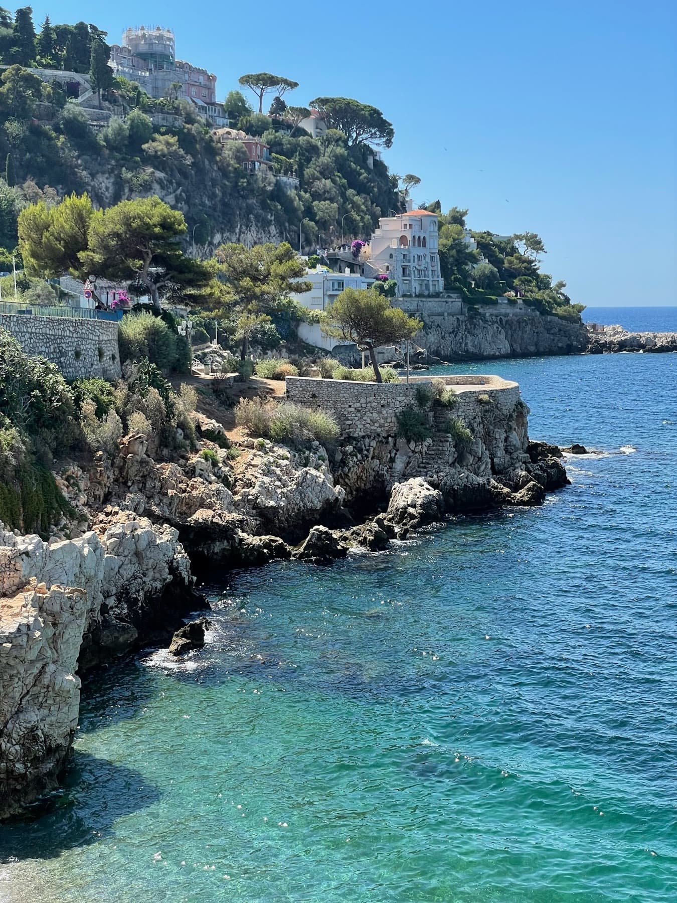 La côte rocheuse du Cap de Nice et ses criques