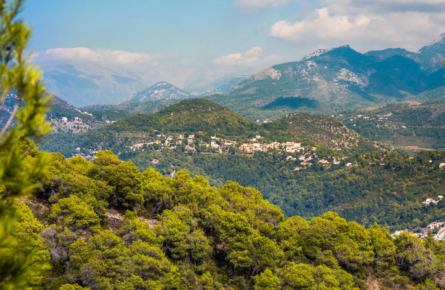 Les collines boisées au nord de Nice et les Préalpes