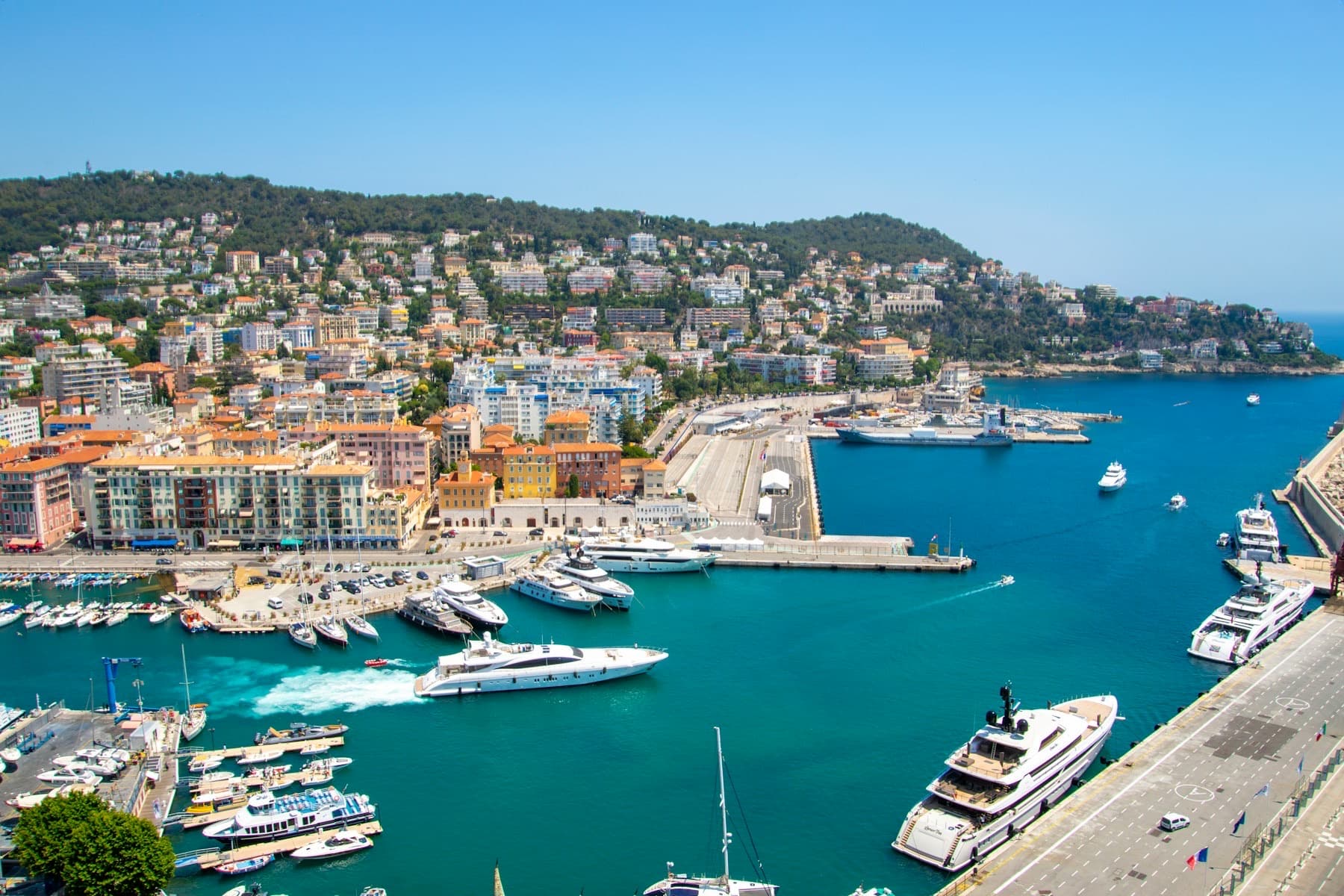 Le port Lympia et ses bateaux, vus depuis les hauteurs