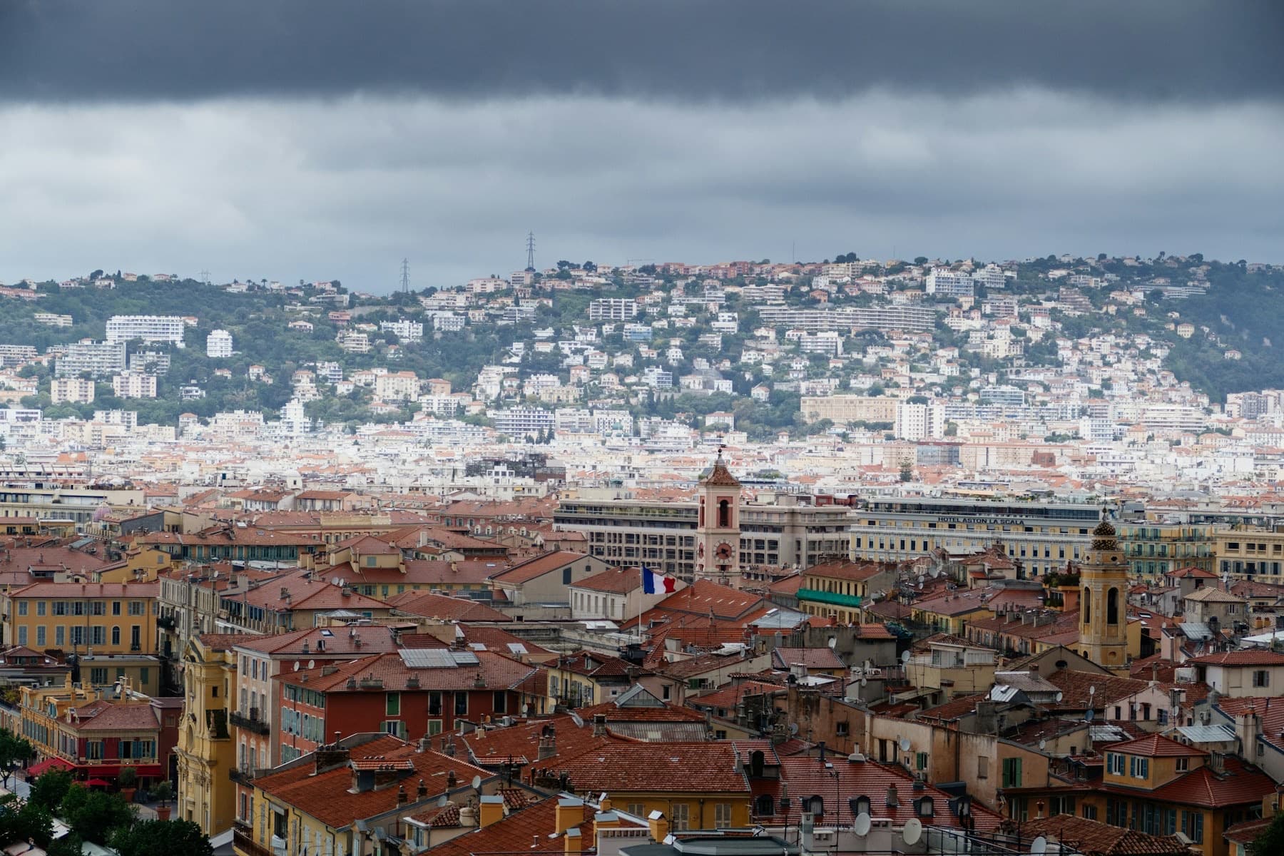 Les toits du centre de Nice et les collines au nord