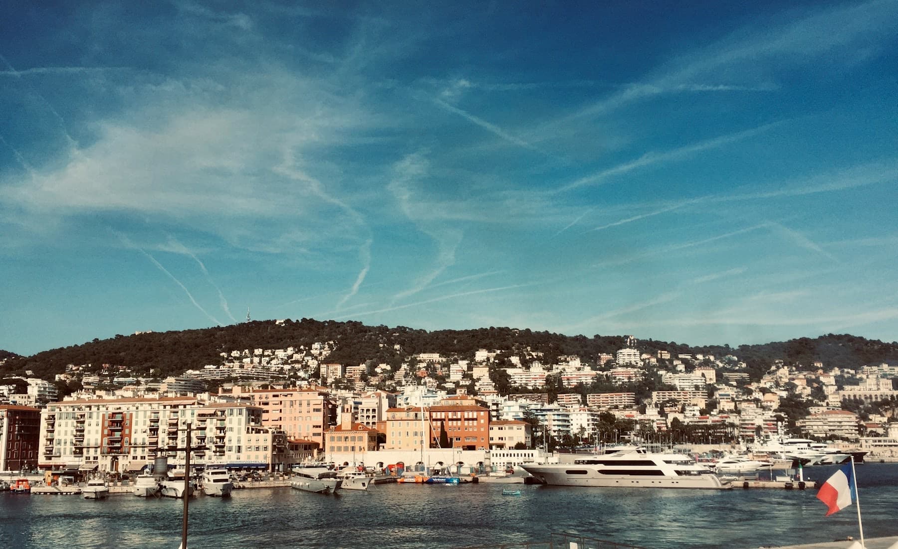 Le port de Nice vu depuis les quais, avec la colline du Mont Boron
