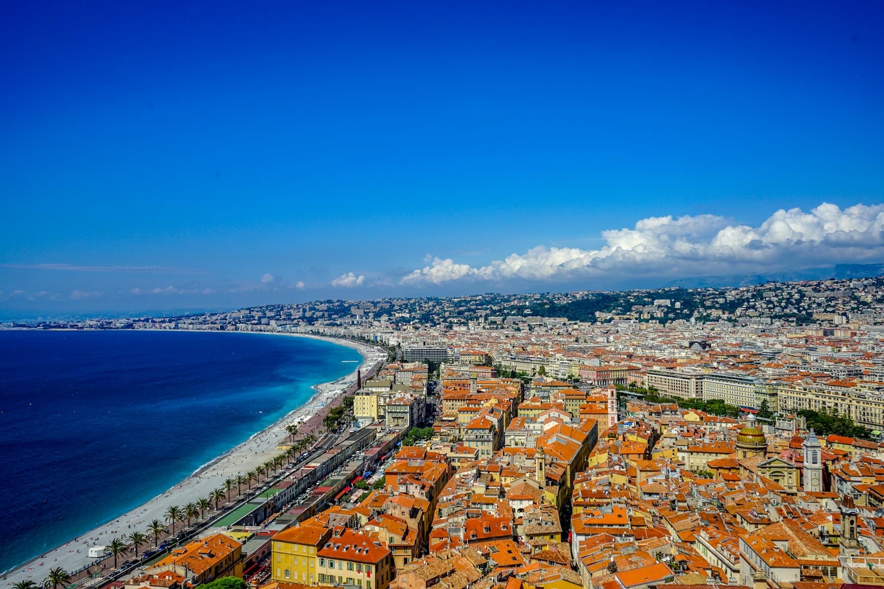 Vue aérienne de Nice vers l'est et les collines