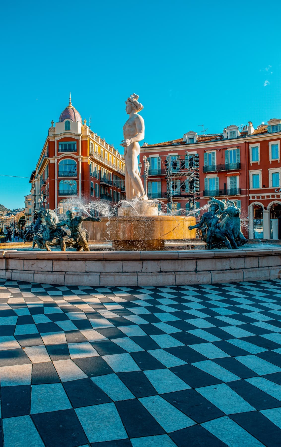 La fontaine du Soleil, place Masséna, et le damier de la place